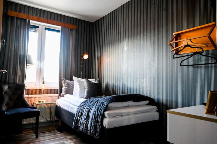 Room 4 of 32