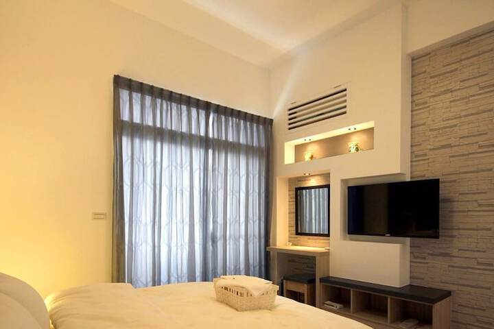 Room 5 of 18