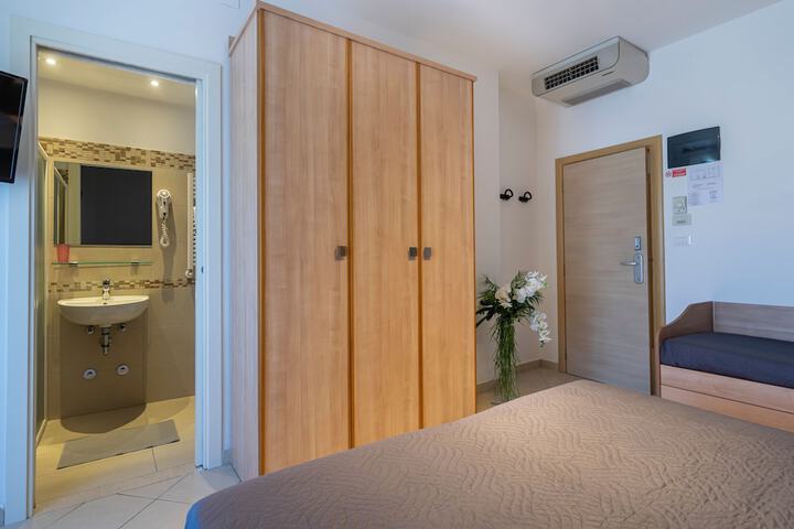 Room 44 of 115