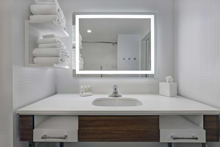 2 Queen Beds with Refrigerator and Tub (16 of 20)