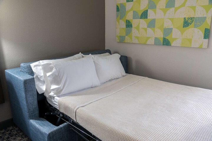1 King Bed Study with Sofa Bed (11 of 18)