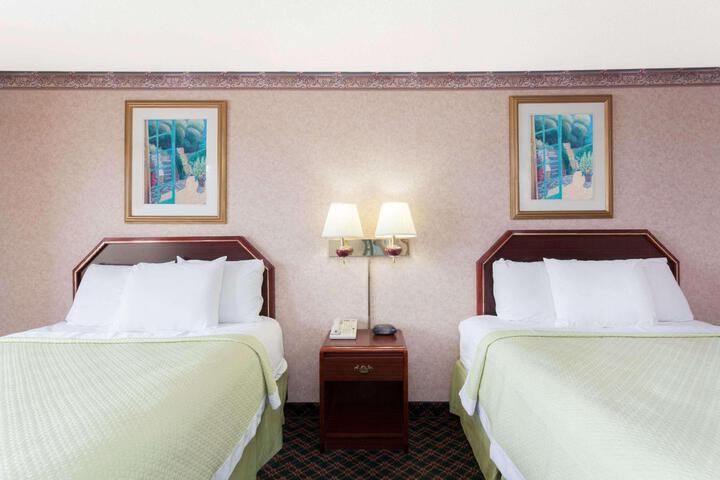 1 King Bed (4 of 22)