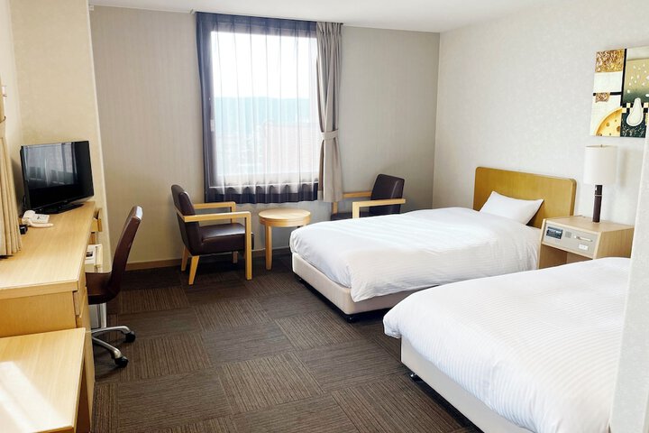 Room 8 of 28