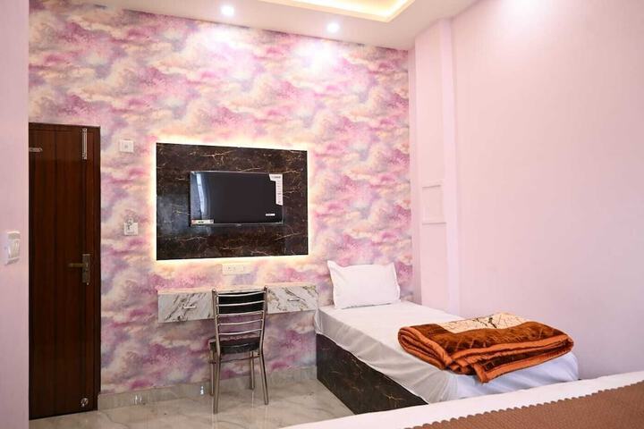 Room 13 of 21