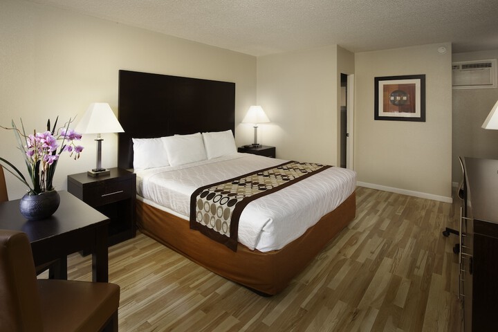 1 Queen Bed (15 of 17)