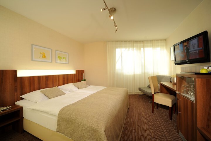 Room 9 of 63