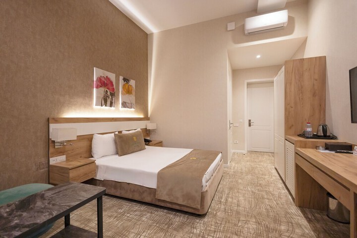Room 10 of 33