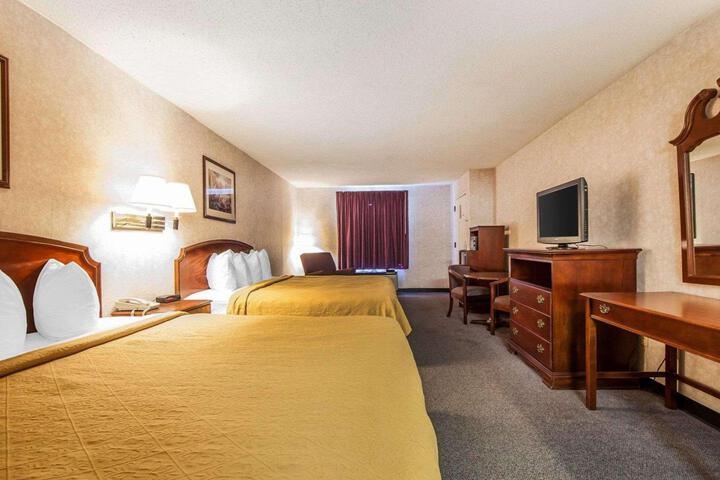 2 Queen Beds (8 of 10)