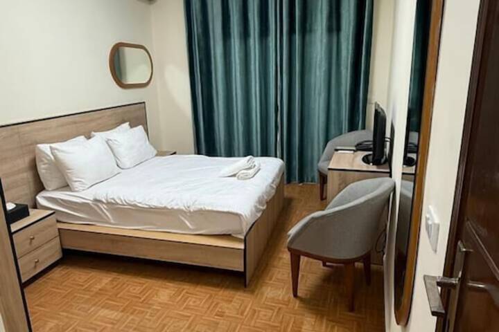 Room 5 of 16