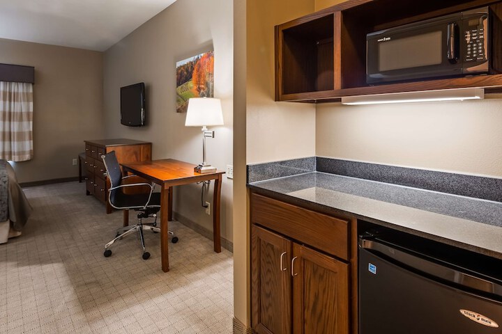 1 King Bed Microwave and Refrigerator WiFi Full Breakfast (4 of 18)