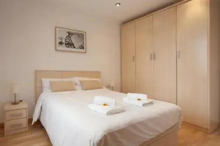 Room 5 of 12
