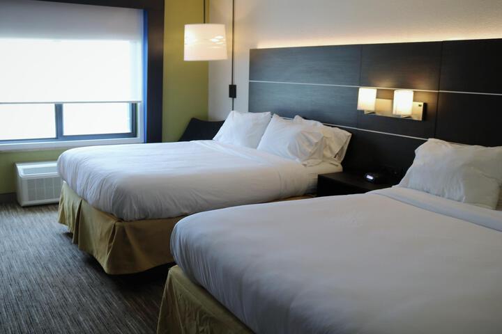 2 Queen Beds (3 of 12)