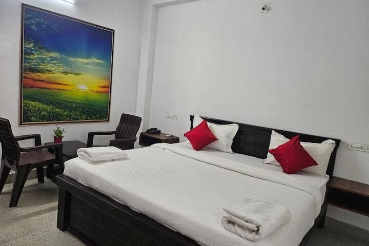 Room 2 of 10