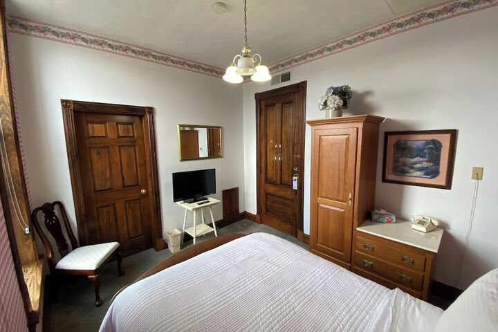 Basic Room 1 Double Bed Bathtub (10 of 10)