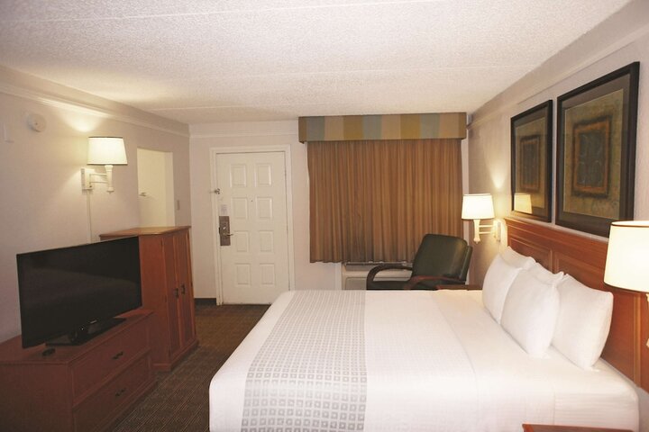 1 King Bed Deluxe Room (7 of 21)
