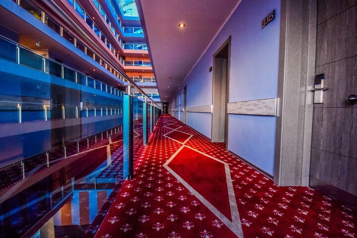 Ballroom/Hall 17 of 20
