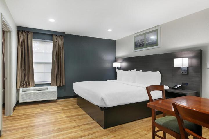 2 Queen Beds Microwave and Refrigerator WiFi Full Breakfast (3 of 6)