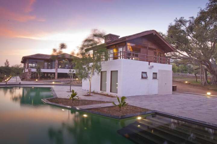 Hotel with Pool