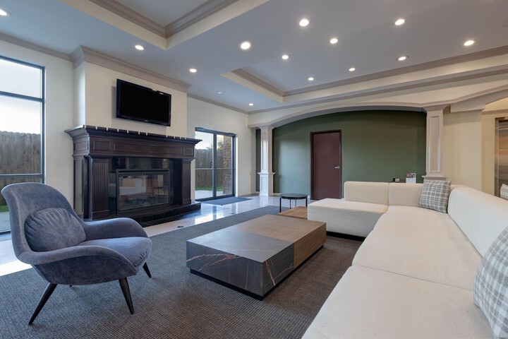 Entrance & Lobby