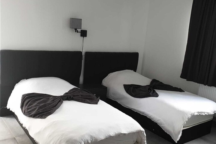 Room 6 of 34