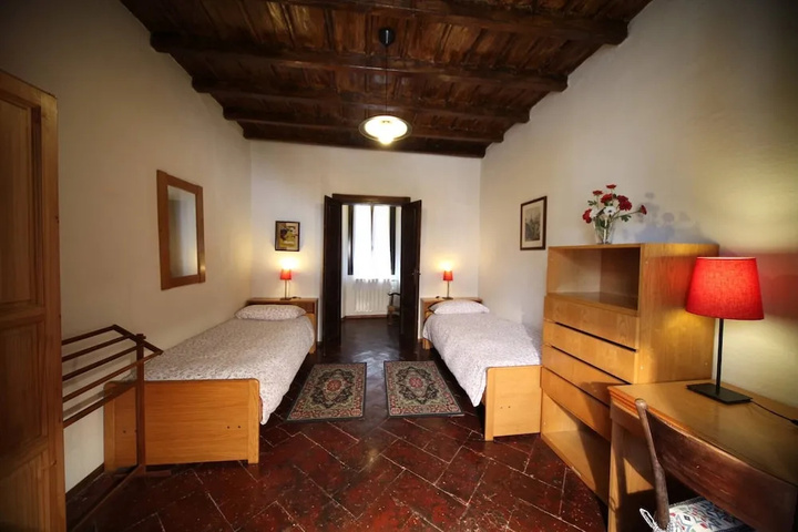 Room 5 of 8