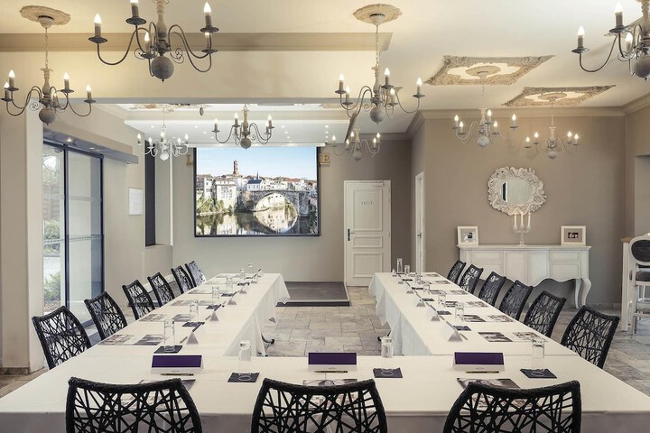 Meeting facility
