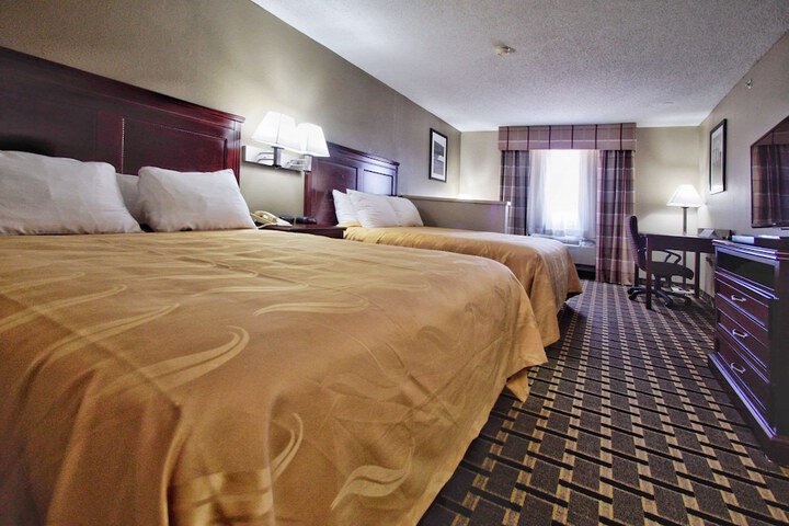 2 Queen Beds (6 of 13)