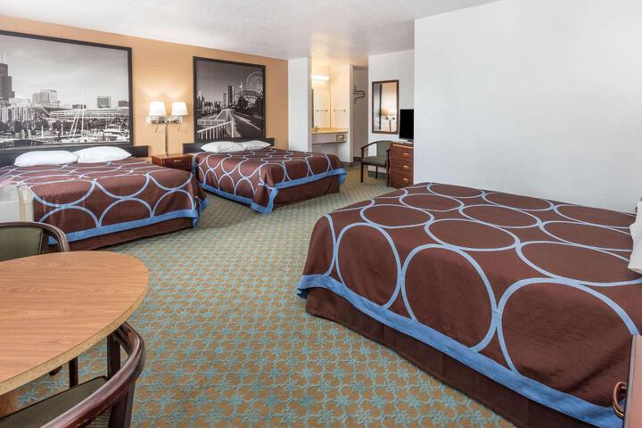 1 Queen Bed (10 of 13)