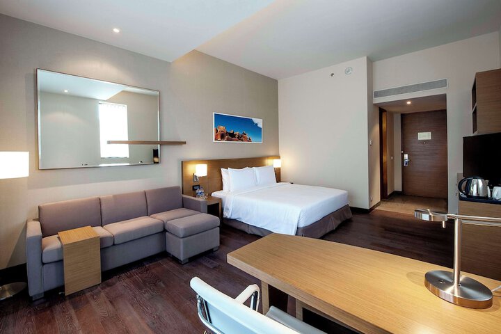 Room 8 of 100