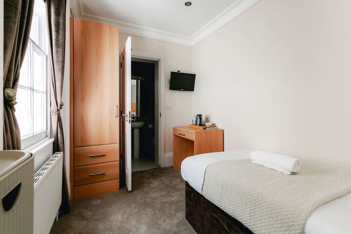 Room 102 of 110
