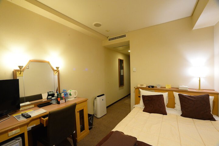 Room 9 of 28
