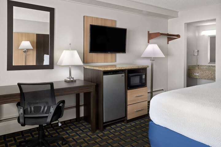 1 King Bed (4 of 5)