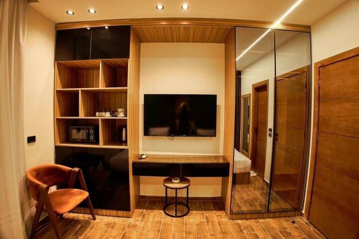 Room 6 of 101