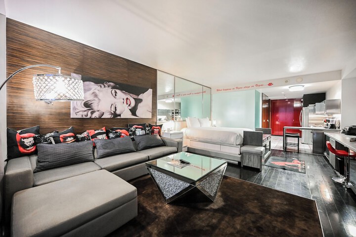 Room 215 of 484