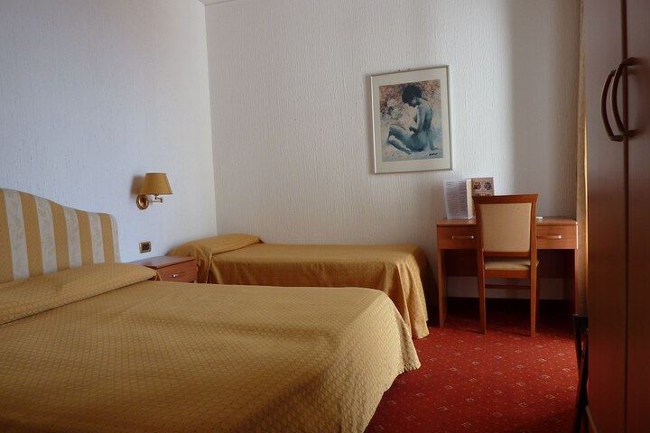 Room 5 of 61
