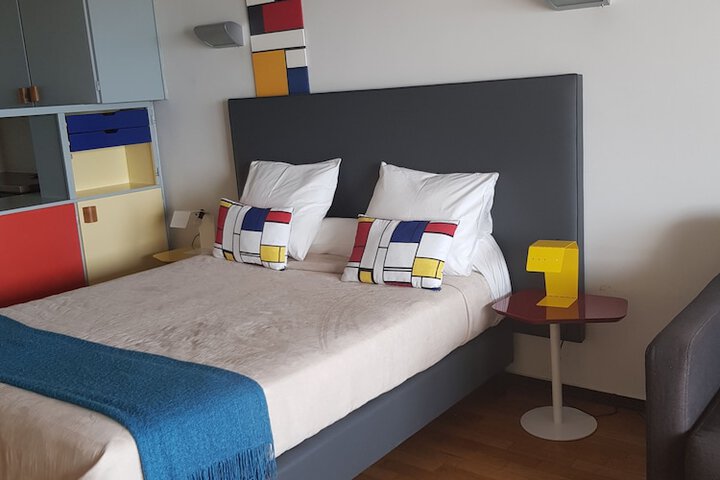 Room 13 of 98