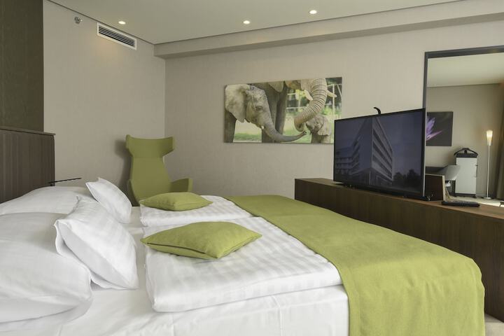 Room 10 of 80