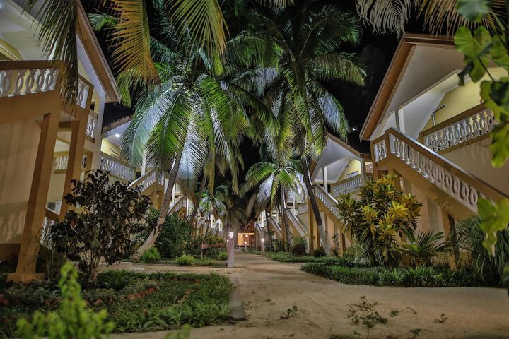 Hotel Exterior 36 of 37