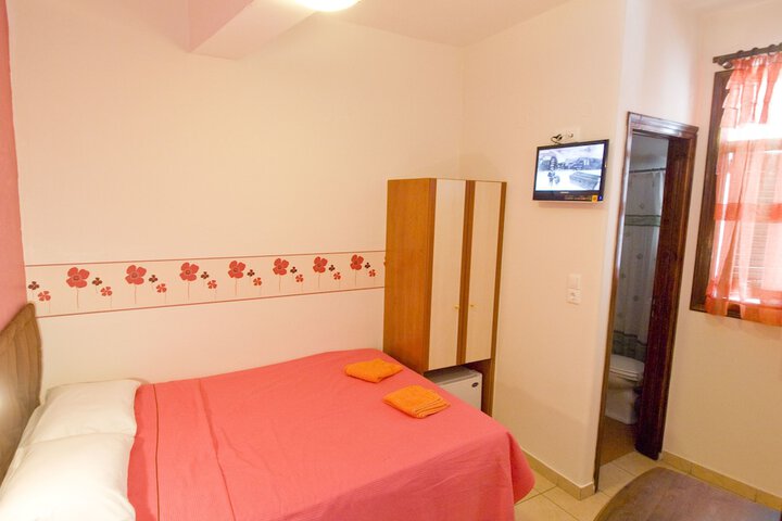 Room 4 of 16