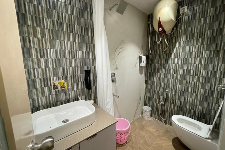 Room 4 of 7