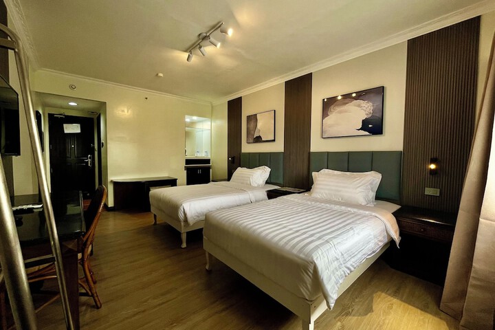 Room 4 of 17
