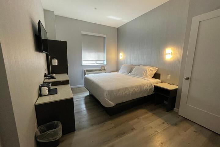 Deluxe King Bed (4 of 4)