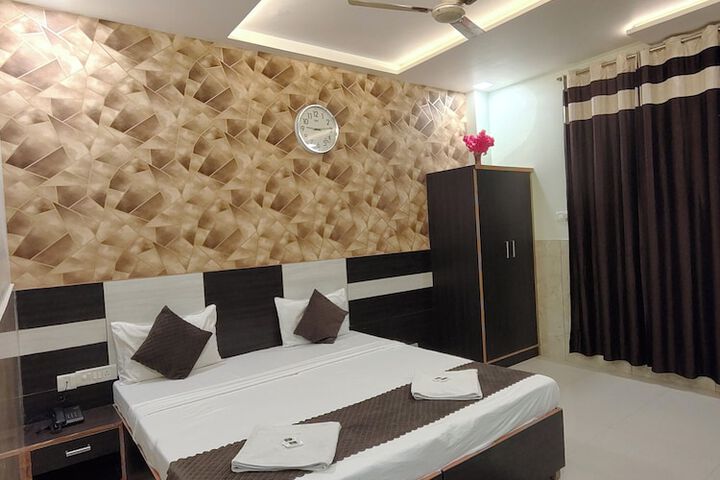 Room 28 of 76