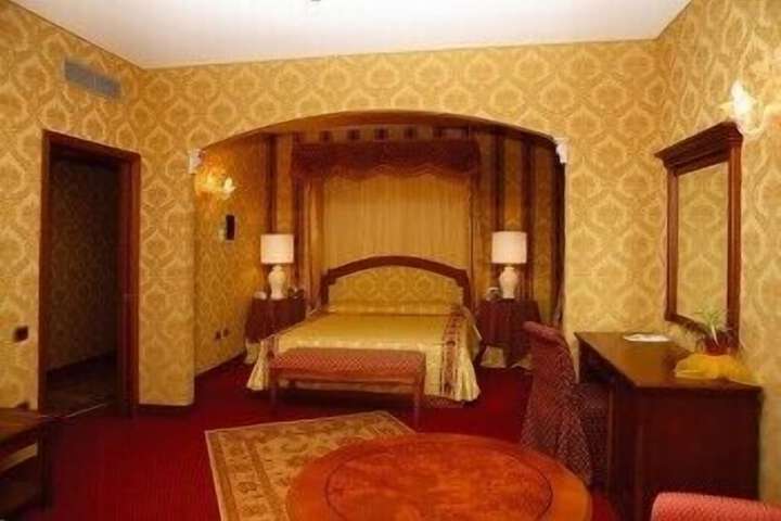 Room 7 of 62