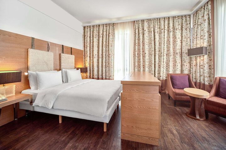 Room 43 of 194