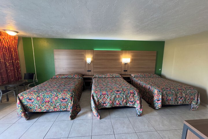Room 11 of 18