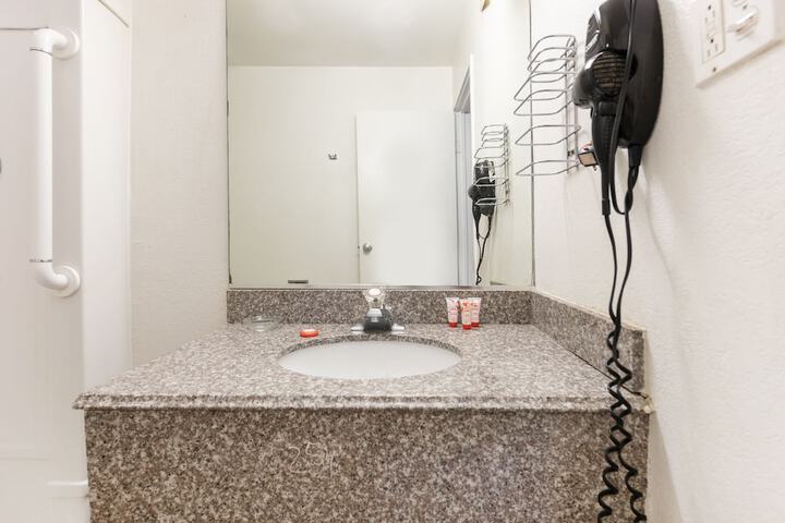 Standard Room, King or Two Doubles (6 of 10)