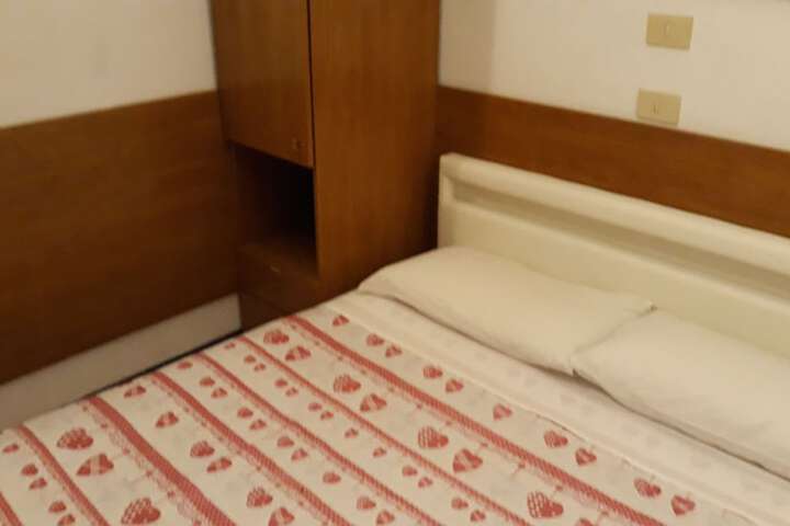 Room 4 of 34