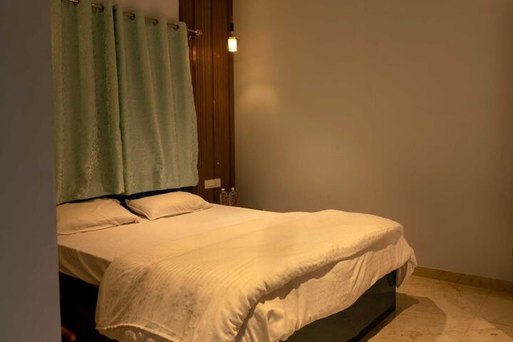 Room 8 of 16