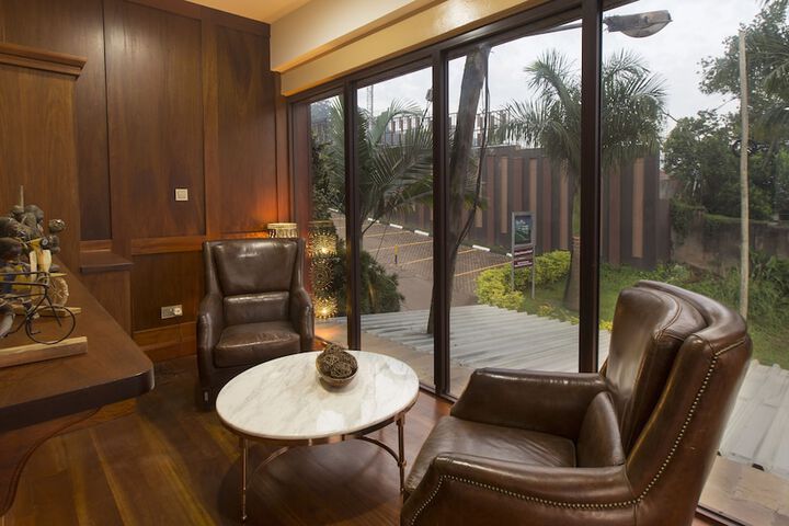 Lounge 70 of 93